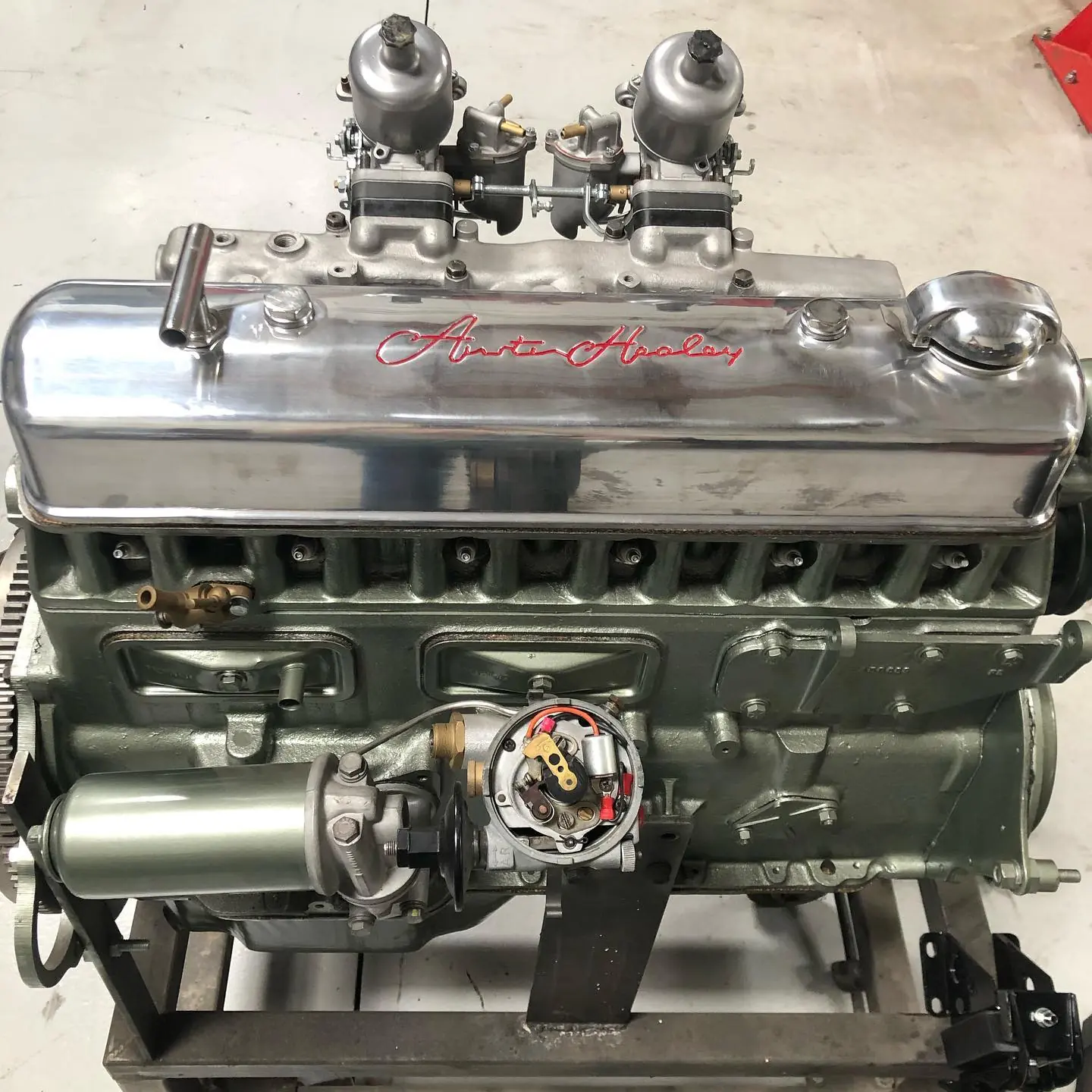 Moteur six cylindres Austin-Healey remis à neuf, cache-culbuteurs poli et double carburateur